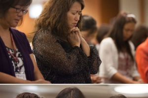 （上二）倍恩婦女特會「天國女才」9月14-15日舉行，難得聚集灣區12間教會的一兩百位姊妹們一起來敬拜禱告。（下二）劉梅蕾師母逐一為前來的姊妹們禱告服事。（圖：基督日報/ Hudson Tsuei） <br/>