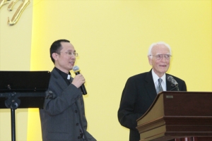 9月16日晚葛培理佈道團亞洲事務負責人亨利‧賀理（右）牧師在深圳寶安堂主講一場佈道會。（圖：中國基督日報） <br/>