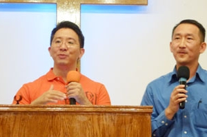 袁幼軒教授（左）揭露同性戀神學的錯誤。（圖：本報記者） <br/>