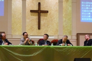 至左：鄭隆保、陳永建、侯雲漢、關榮根及戴繼宗與場下聽眾就宣教議題進行對談。（圖：本報記者） <br/>