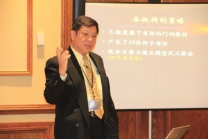 神州華傳民工宣教部主任江雷傳道近日在德州舉行的基督徒華人商業大會上分享自己向民工傳福音的經驗。（圖：基督日報） <br/>