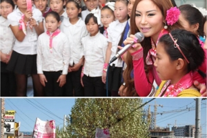 上：10月11日「蒙古青年發展服務中心」在烏蘭巴托舉辦的亞洲女孩人權運動。流行偶像安奴（右二）共襄盛舉。下：10月13日，「蒙古公主中心」舉辦了強調女孩權的遊行。（圖：台灣勵馨基金會 提供） <br/>