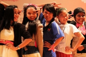 應勵馨邀約五位亞洲女孩人權運動大使來台交流，展現少女的活力，左起：菲律賓的珊卓瑞兒與雅敏、柬埔寨的崗雅、蒙古的杜娃、孟加拉的帕舒。（圖：台灣勵馨基金會 提供） <br/>