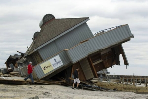 新澤西亦是颶風桑迪重災區，岸邊一帶的房屋全被吹散，沙泥沖往內陸達四個街口，成千上萬的居民流離失所。（圖：路透社） <br/>