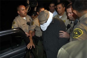 《穆斯林的無知》（Innocence of Muslims）的製片人尤瑟夫(Mark Basseley Youssef)被警方帶走。（圖：LA Times） <br/>