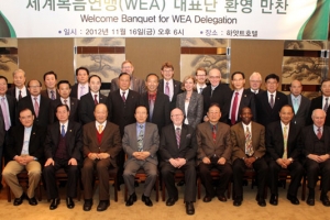 訪韓期間，世界福音聯盟代表團與韓國部分主流宗派領袖合影。中間為傑夫‧圖尼克利夫博士，左四為CCK現任主席。 （圖：世界福音聯盟） <br/>