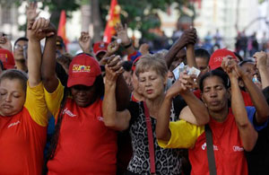 12月10日，委內瑞拉民眾在玻利瓦爾廣場聚集為癌症復發的總統查韋斯祈禱。（圖：美聯社） <br/>