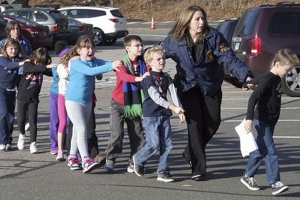 康州西南部的新鎮（Newtown）一小學早上傳出槍聲後，學生被疏散到校園大樓之外，孩子們都受驚哭泣。（圖：美聯社） <br/>