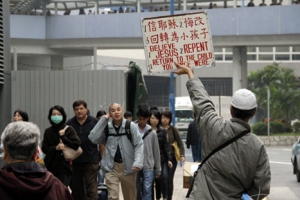 2012年12月21日早上，香港一人來人往的工商業區街頭出現真正的「末日訊息」。(圖：基督日報/ 陳麗斯) <br/>