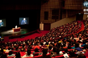 12月18日晚，唐崇榮牧師在台北舉行的「2012唐崇榮博士聖誕佈道會」。（圖：唐崇榮國際佈道團 台灣辦事處） <br/>