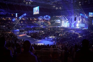 Urbana 2012青年學生宣教大會於27日晚在聖路易斯盛大揭幕，1,6000人出席接受裝備，回應神的呼召。（圖：大會） <br/>