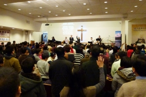 2013年度美東華人基督教教育大會吸引400多信徒參與接受裝備，氣氛熱烈。（圖：本報記者） <br/>