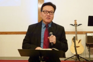 郝繼華院長在美東華人基督教教育大會專題講座中講解啟示錄。（圖：本報記者） <br/>