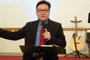 郝繼華院長近日在美東華人基督教教育大會有關《啟示錄》的講座中，揭開「巴比倫」神秘的面紗。（圖：本報記者） <br/>