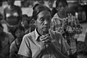 50歲的木讓路奴每晚都會祈禱戰爭能夠停止。她的家裡有6口人，2個人在難民營，當兵的兒子和孫子還在山上。（照片來自騰訊網） <br/>
