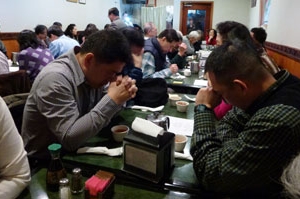 眾同工一起為紐約華人教會的聯合事工代禱。（圖：本報記者） <br/>