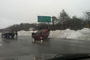 今日清晨，紐約長島高速公路發生車禍，一輛汽車因路滑倒翻。（圖：紐約時報） <br/>