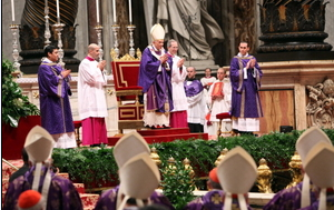 昨日，教宗本篤十六世在聖伯多祿大教堂主持彌撒。（圖：網絡） <br/>