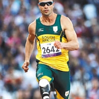 南非「刀鋒戰士」皮斯托瑞斯去年參加倫敦奧運時，成為奧運史上第一位雙腿截肢的運動員。 （圖：美聯社） <br/>