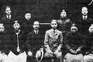1909年來到中國湖南省長沙市的畢業于耶魯大學的醫療傳教士愛德華‧休姆（後排右一）和他的同事們。（圖：網絡） <br/>