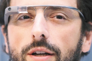 圖為谷歌共同創辦人布林試戴谷歌智能眼鏡。 （美聯社） <br/>
