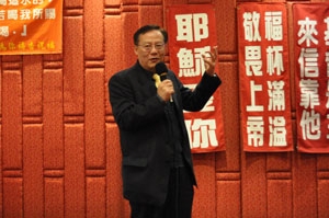 法拉盛舉行的活水春節宴會上，來自台灣的國際基甸會理事劉瑞河弟兄分享了基甸會的歷史、異象與事工近況。（圖：本報記者） <br/>
