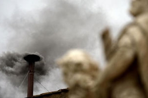 教宗選舉進入第二天，西斯廷教堂的煙筒冒出兩次黑煙。（圖：網絡） <br/>