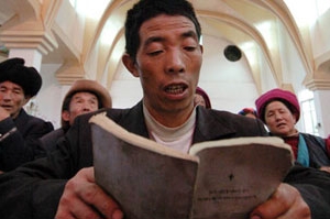 西藏天主教徒在教堂禱告。（圖：新華社） <br/>