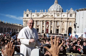 新任教宗方濟一世在聖彼得廣場向前來觀禮祝賀的人們致意。（圖：太陽報） <br/>