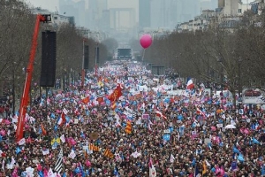 當地時間3月24日，法國巴黎約30萬人在市中心街道示威遊行，反對同性婚姻合法化及同性伴侶享有領養權。（圖：網絡） <br/>