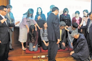 袁樂國和陳香如夫婦全家接受眾牧者按手禱告。（圖：基督教論壇報） <br/>