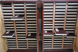 手抄蠅頭小楷書法册頁《聖經　舊約》全書共107冊，收藏在兩個檀香木櫃子。（圖：萬建民提供） <br/>