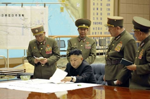 北韓領袖金正恩主持朝鮮人民戰略火箭部隊的緊急會議。（圖：朝中社） <br/>