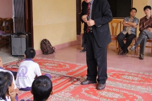 唐崇榮牧師印尼信仰更新佈道會一場教牧講座後，到臨近智障兒童中心當場佈道，感動了孩子們，也給在場者上了一堂難得的佈道學。（圖：唐崇榮國際佈道團臉書） <br/>