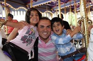 薩伊德牧師和他的兩個孩子。（圖：aclj.org） <br/>