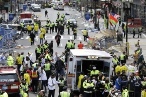15日，波士頓國際馬拉松比賽發生至少兩起爆炸事件，導致2人死亡，60餘人受傷。（圖：美國之音） <br/>