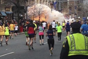 美國波士頓馬拉松比賽現場15日發生兩起爆炸，造成至少3人死亡，其中一名死者為8歲男童。（圖：路透社） <br/>