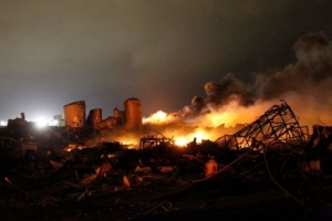 17日晚，德克薩斯州小鎮韋斯特的化肥廠發生大爆炸，約70棟民居被毀，5到15人死亡，160多人受傷。（圖：網絡） <br/>