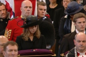 戴卓爾夫人的孫子邁克爾和孫女阿曼達出席葬禮。（圖：ITV） <br/>