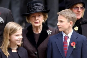 2003年，戴卓爾夫人的丈夫丹尼斯的葬禮上，戴卓爾夫人與孫子孫女在一起。（圖：網絡） <br/>