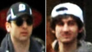 波士頓爆炸犯罪嫌疑人，戴黑帽子的哥哥被擊斃，戴白帽子的弟弟仍然在逃。（圖：網絡） <br/>