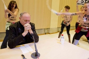 瘋狂的烏克蘭女權組織FEMEN幾名成員用「聖水」攻擊了持反對同性婚姻立場的比利時樞機主教。（圖：網絡） <br/>