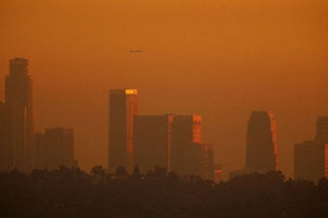 夕陽下的洛杉磯市中心霧霾籠罩。（圖：Getty Images） <br/>