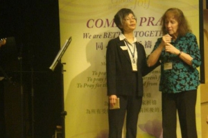Kathy牧師帶領會眾為受精神病和抑鬱病困擾的人祈禱。（圖：香港馬鞍峰教會臉書） <br/>