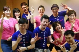 台灣近二百名藝人聚集「愛在四月天」活動現場，齊跳方舟舞，推展愛心行動。（圖：網絡） <br/>