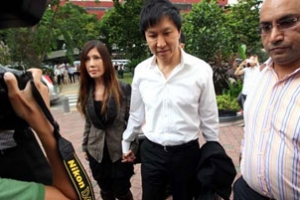 城市豐收教會主任牧師康希與妻子兼歌手何耀珊步入法庭。（圖：Asiaone News） <br/>
