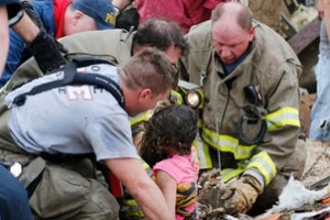 奧克拉荷馬州穆爾市受龍捲風重創，救援人員努力搶救災民。（圖：NBC） <br/>
