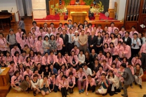 東京華人佈道大會籌委會150多位同工合影。（圖：遠牧師博客） <br/>