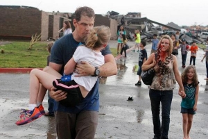 巨大龍捲風襲擊奧克拉荷馬州。圖為一所小學被毀，老師帶學生離開災難現場。（圖：美聯社） <br/>