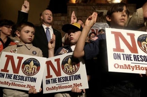 一些信仰傳統的童子軍成員在大會外示威，反對廢除同性戀禁令。（圖：美聯社） <br/>